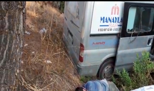Antalya’da ticari araç ormanlık alana devrildi yaralılar var