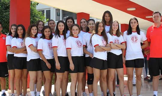 Antalyaspor Bayan A Voleybol Takımı sporcuları basına tanıtıldı