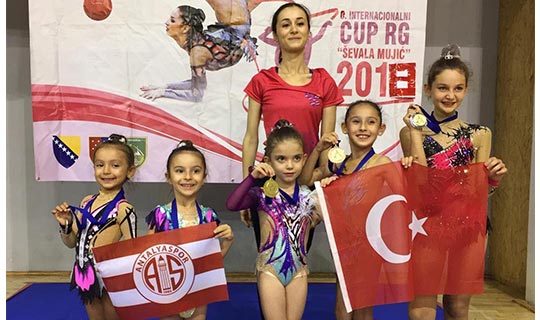 Antalyasporlu minik jimnastikçiler Saraybosna’dan madalyayla döndü
