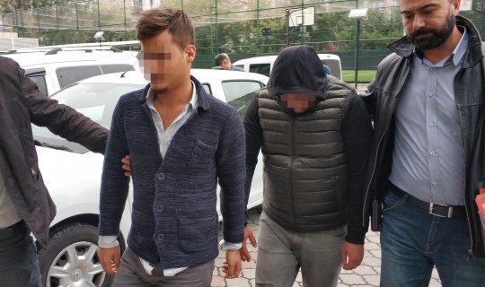 Araçların camlarını kırıp hırsızlık yapan 2 kişi tutuklandı