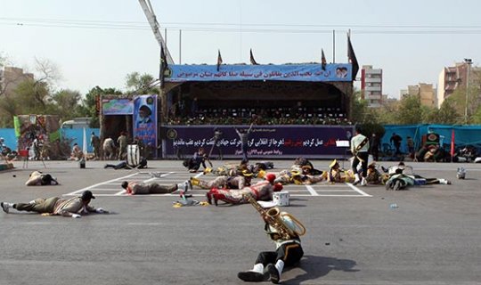 Askeri törene saldırdılar : Ölü ve yaralılar var