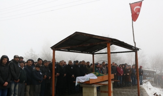 Babasını maden kazasında kaybeden Nevzat, son yolculuğunda tabutunun başından ayrılmadı