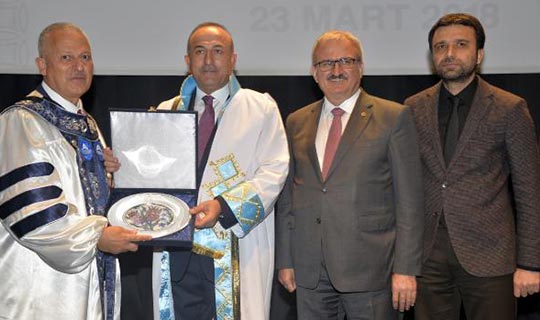 Bakan Çavuşoğlu'na fahri doktora unvanı verildi