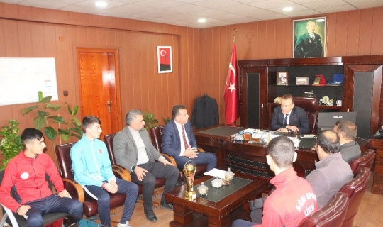 Başarılı sporcular Ağrı Milli Eğitim Müdürü Tekin’i ziyaret etti