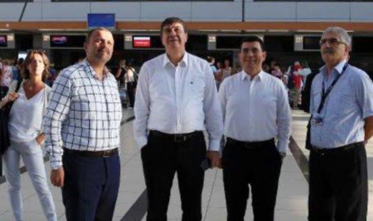 Başkan Türel'den 'Gökten turist yağıyor' paylaşımı