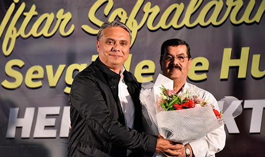 Başkan Uysal, komşularıyla birlikte orucunu açtı