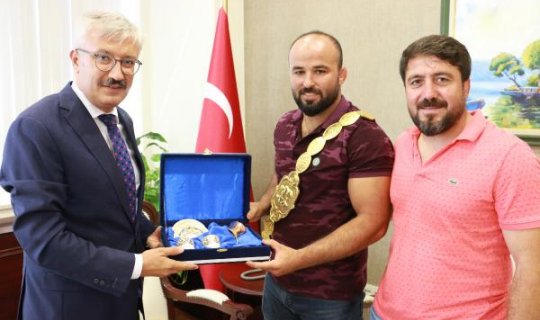 Başpehlivan Antalya'da protokol ziyaretlerine devam ediyor