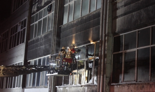 Bayrampaşa’da plastik hammadde üreten iş yerinde korkutan yangın