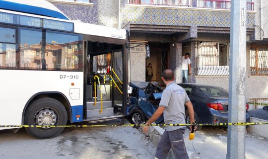 Belediye otobüsünün freni patladı 3 aracı altına aldı