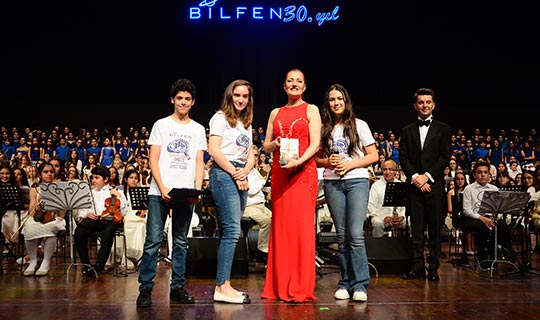 Bilfen Filarmoni Orkestrası ve Korosu Candan Erçetin ile aynı sahnede