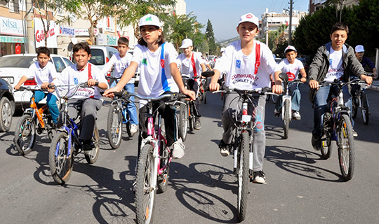 Bisikletliler Derneği 23 Nisan'ı Çocuklarla Kutluyor