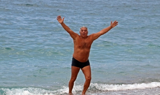 Boğuldu sanılan yaşlı adam, kıyıya çıktığında zafer pozu verdi