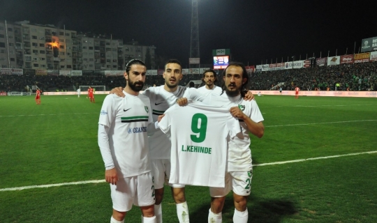 Burak Çalık attığı golü babasını kaybeden takım arkadaşı Kehendi’ye armağan etti