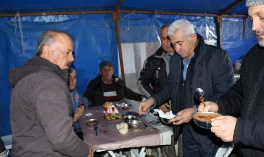 Demre’de her gün sabah namazı sonrası sıcak çorba dağıtımı