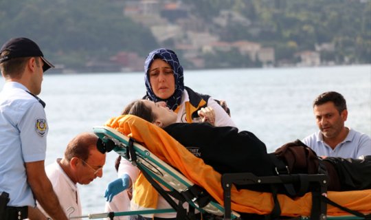 Denize düşen kadının yardımına balık tutanlar koştu