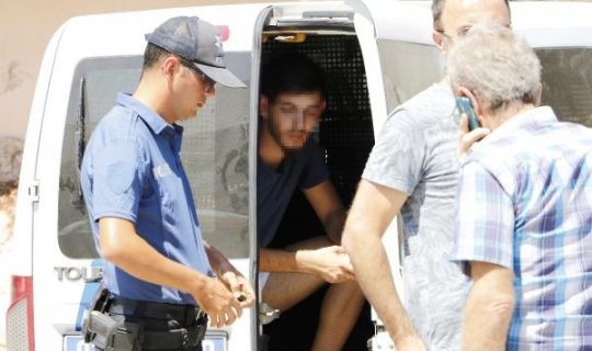 Dolapta gizleniyordu kız arkadaşının babasına yakaladı