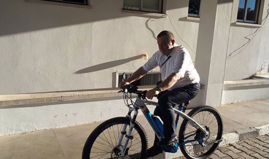 Dövizdeki artış nedeniyle makam aracını bırakıp 23 bin TL'lik bisiklet aldı