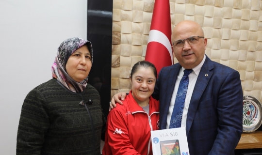 Down sendromlu milli sporcudan Başkan Çoban’a teşekkür ziyareti