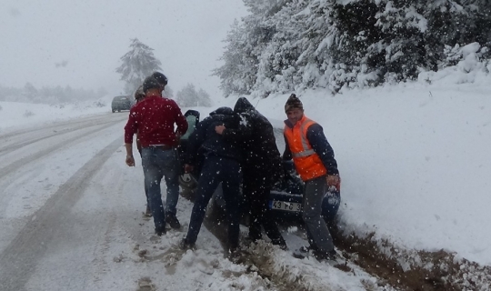 Emet-Tavşanlı Karayolu’nda yoğun kar yağışı, araçlar yollarda kaldı