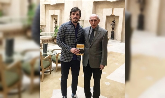 Ergin Keleş, 19 yıl önce Özkan Sümer’den aldığı kitabı teslim etti