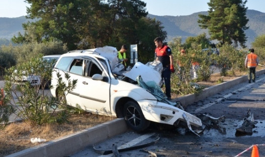 Feci kaza : Otomobil işçileri taşıyan minibüse çarptı!