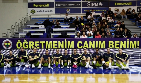 Fenerbahçe hayatını kaybeden Ceren Damar Şenel için pankart açtı