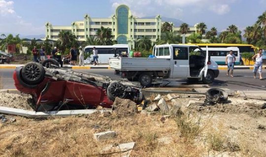Finike'de kamyonetle çarpışan araç takla attı