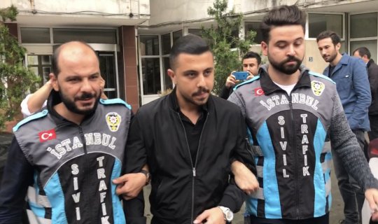 Gelin ve damadın olduğu otomobil ile yanlama yapan maganda yakalandı