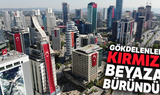 Gökdelenler kırmızı beyaza büründü, görüntü muhteşem