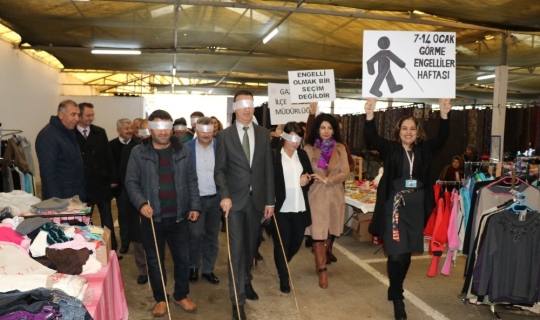 Görme engellileri anlamak için gözlerini kapatıp yürüdüler