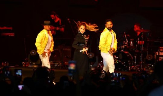 Hadise Manavgat'ta 10 bin kişiyi çoşturdu