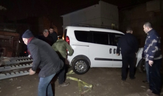 Hafif ticari araç yamaçta asılı kaldı, mahalleli seferber oldu