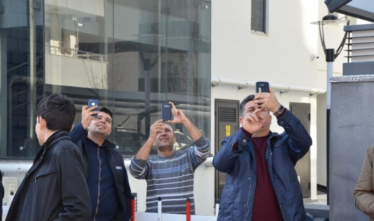 İş bulamayan genç intihara kalkıştı, vatandaşlar görüntülemek için birbiriyle yarıştı