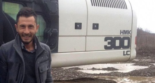 İş makinesinin altında feci şekilde can verdi