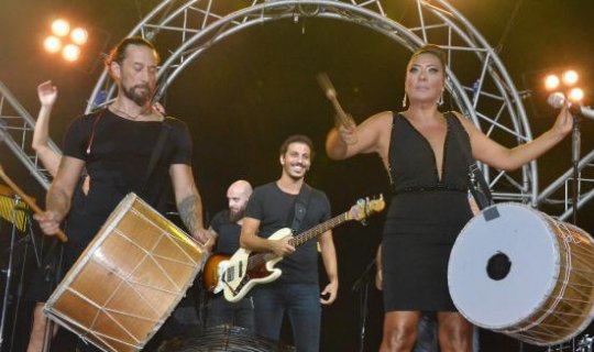 Işın Karaca Serik'te kardeşiyle düet yaptı