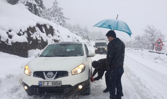Kar ile kaplanan yollar sürücülere zor anlar yaşatıyor