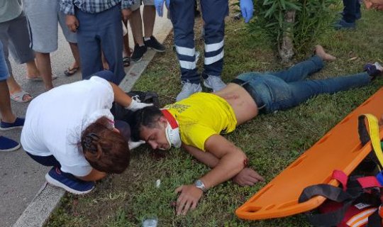 Kemer'de motosikletin hakimiyetini kaybederek refüje girdi