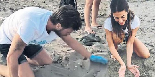 Kıvanç Tatlıtuğ ve eşi Antalya'da caretta carettaları denize ulaştırdı