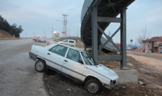 Kontrolden çıkan araç, üst geçidin ayağına çarparak durabildi, 1 yaralı