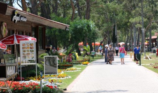 Konyaaltı Sarısu Kadınlar Plajı haftasonu yoğun ilgi gördü
