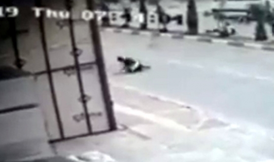 Köpeklerin saldırdığı öğrenciler otomobilin altında kalmaktan son anda kurtuldu