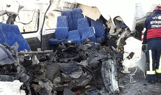 Korkunç kaza ölü ve yaralı var