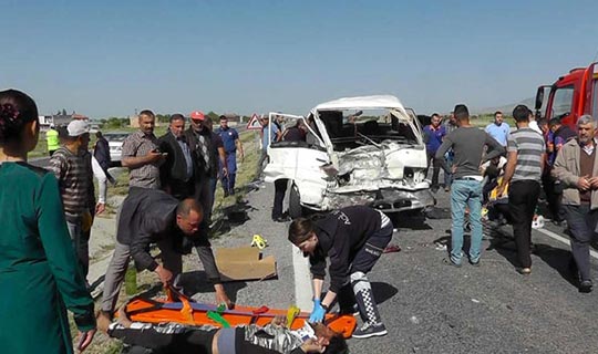 Korkunç kazada çok sayıda yaralı var