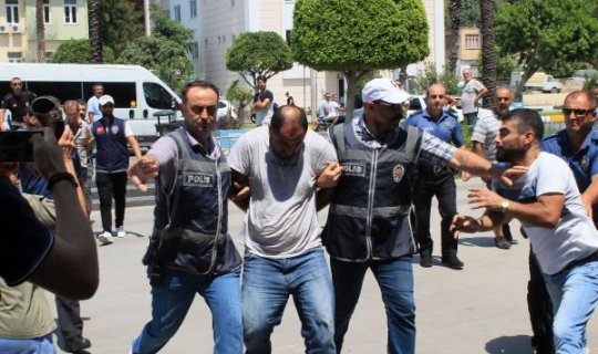 Manavgat'ta evinde gasp edilen kadın zanlılara saldırdı