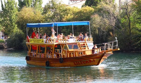 Manavgat'ta nehir otobüsü rekora koşuyor