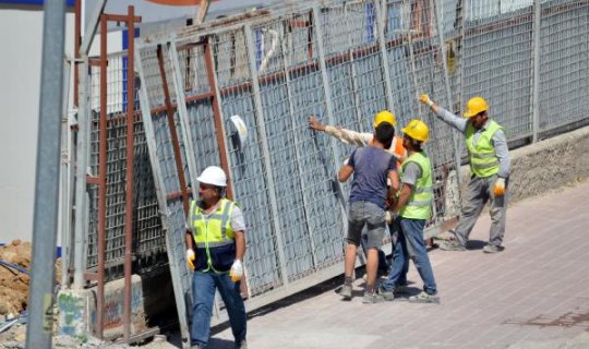 Muratpaşa'da kaldırımda yürürken şantiye kapısı üstüne devrildi