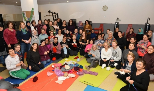 Muratpaşa’nın sporcu ev hanımlarından çocuklara atkı ve bere