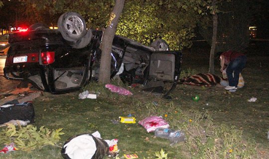 Otomobil, kaldırımda çiçek satan kadın ve çocuğunun üzerine düştü