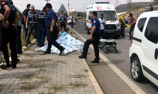 Otomobil polislere çarptı : 1 polis şehit oldu