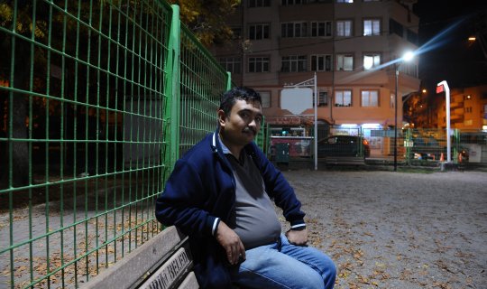 Parkta bulduğu 60 bin lira değerindeki altınları sahibine teslim etti